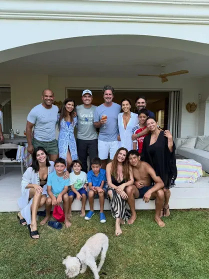 Ева Лонгория с мужем, сыном и друзьями