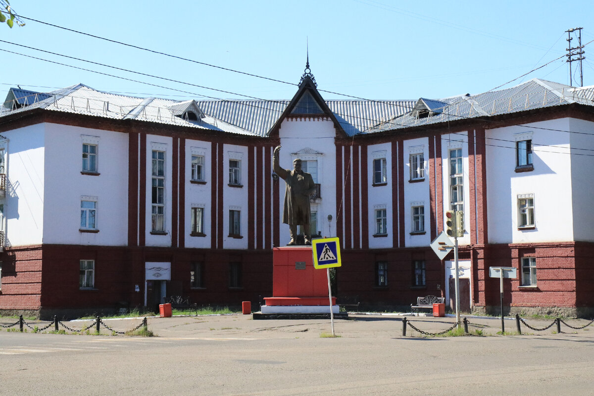 Бронзовый памятник Кирову был установлен в 1960 году. Это подарок Инте от блокадного Ленинграда за отгруженные эшелоны с углём  ➡