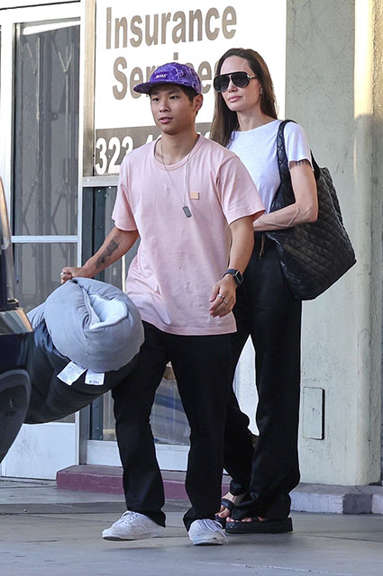Off-duty: Анджелина Джоли с сыном Паксом на шопинге в зоомагазине Звездные дети