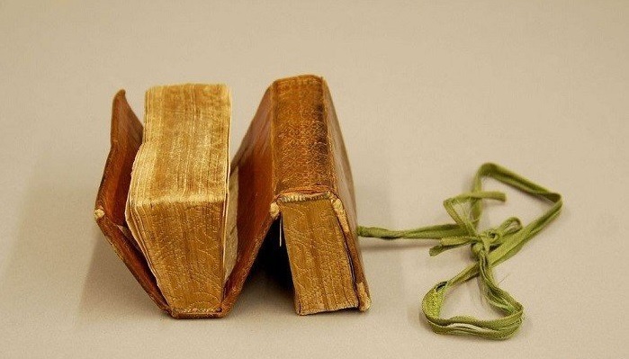 Книжку невозможно прочитать задом наперёд, потому что у неё два начала. /Фото: fishki.net