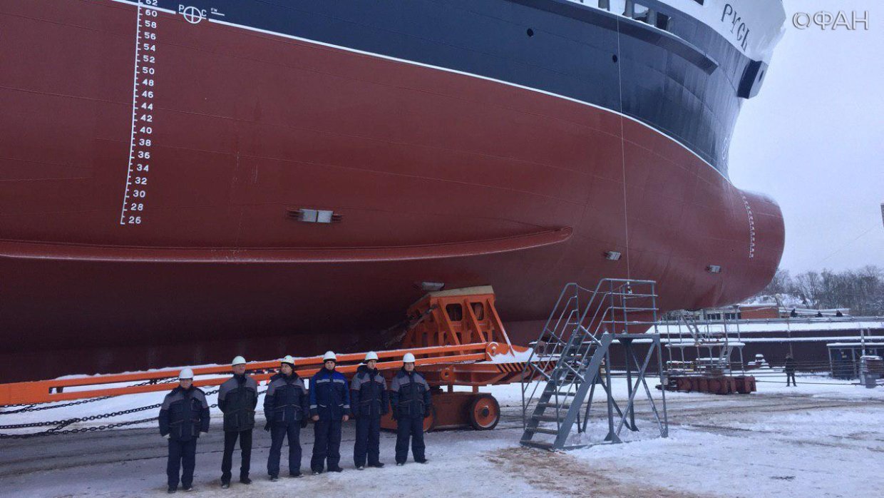 Первое в России судно-краболов спустили на воду в Петербурге