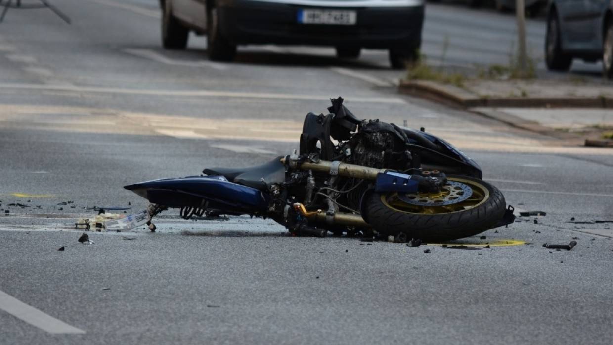 Вылетевший на красный свет мотоциклист устроил ДТП с легковушкой на Урале