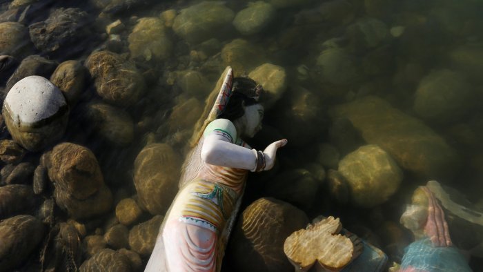 Кристально чистые воды священного Ганга. \ Фото: n-tv.de.