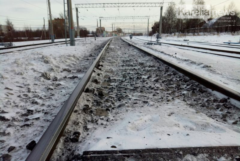 Ласточка сбила машину на переезде. Поезд Ласточка сбил человека. Петрозаводск железная дорога. Случай на ж\д Петрозаводск Голиковка. Станция Фили сбили человека Ласточка.