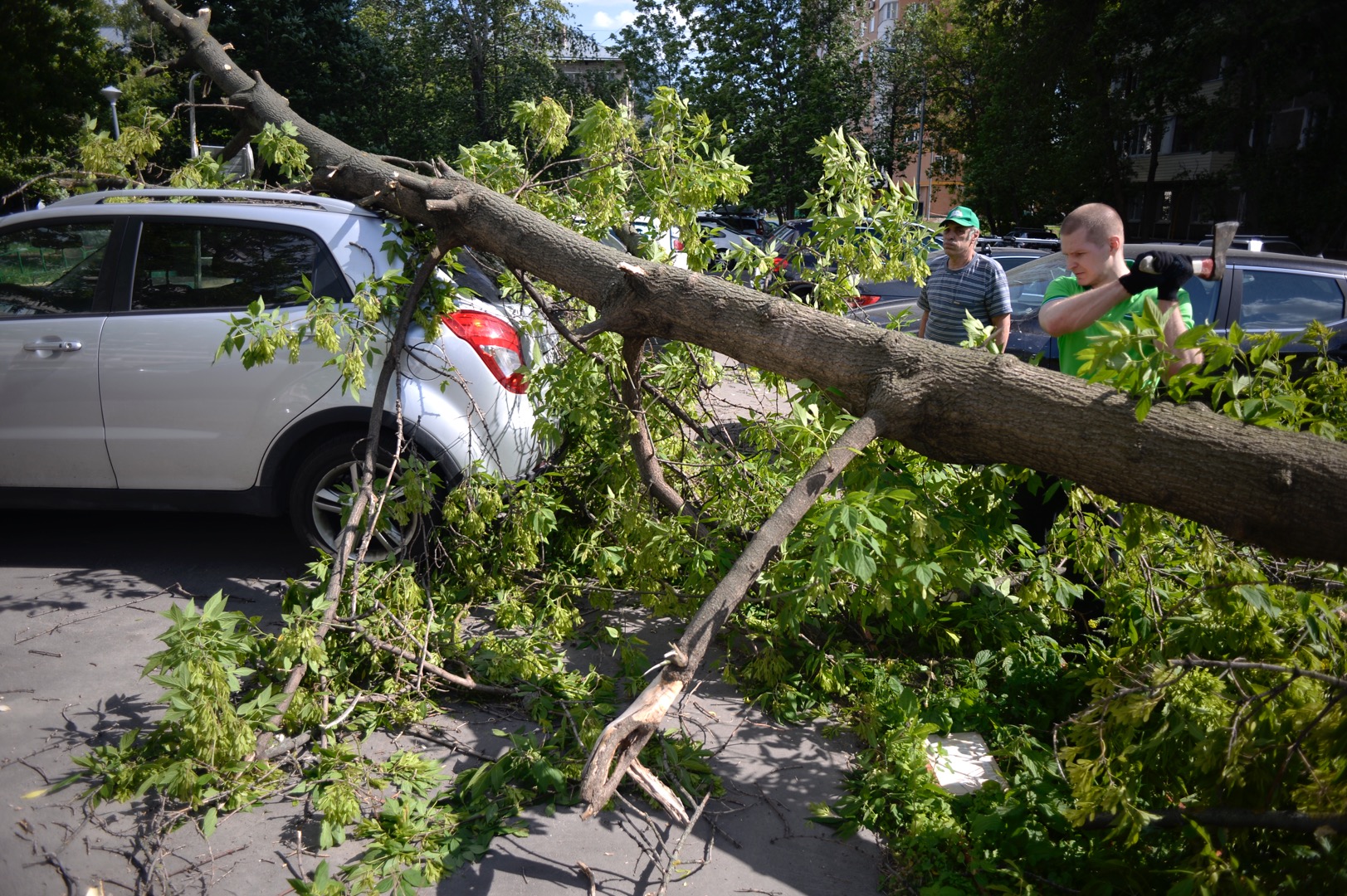 Из-за урагана в Москве пострадали 18 человек