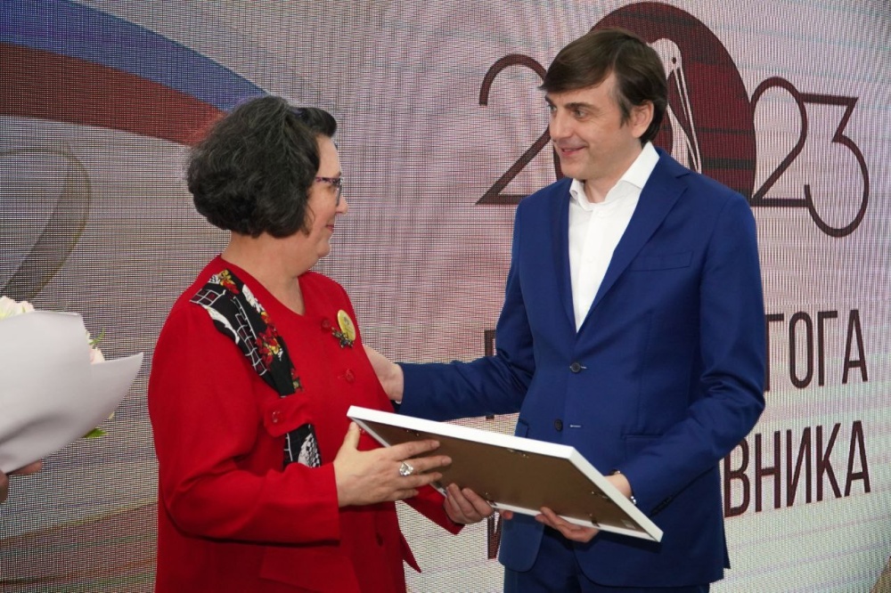 Министр просвещения вручил ведомственные награды учителям Ставропольского края