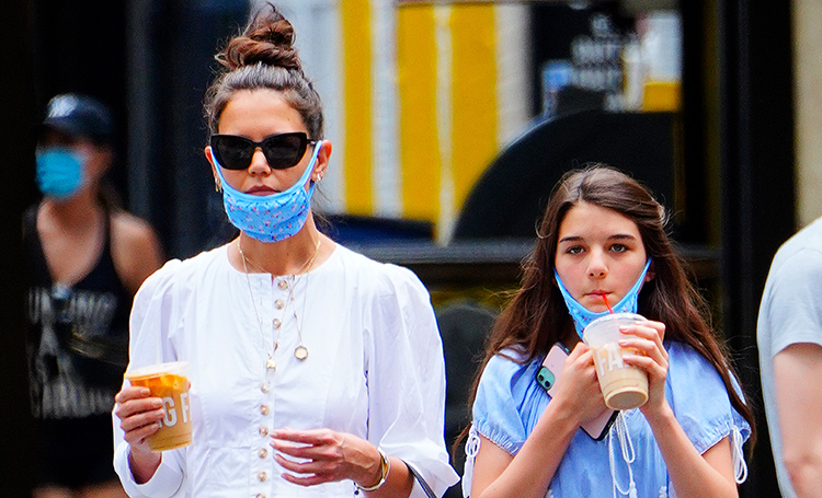 Редкий выход: Кэти Холмс с 14-летней дочкой Сури на прогулке в Нью-Йорке