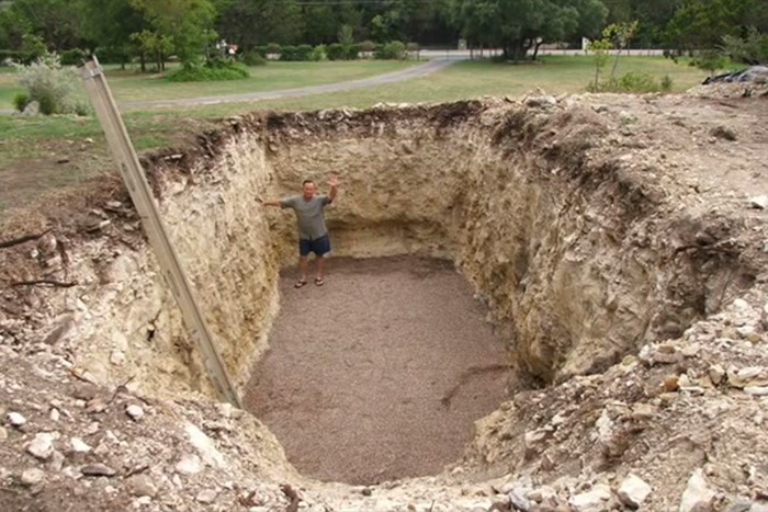 Все думали, что он копает яму под бассейн. Когда соседи увидели, что вышло в итоге, то потеряли дар погребок, смекалка, строительство