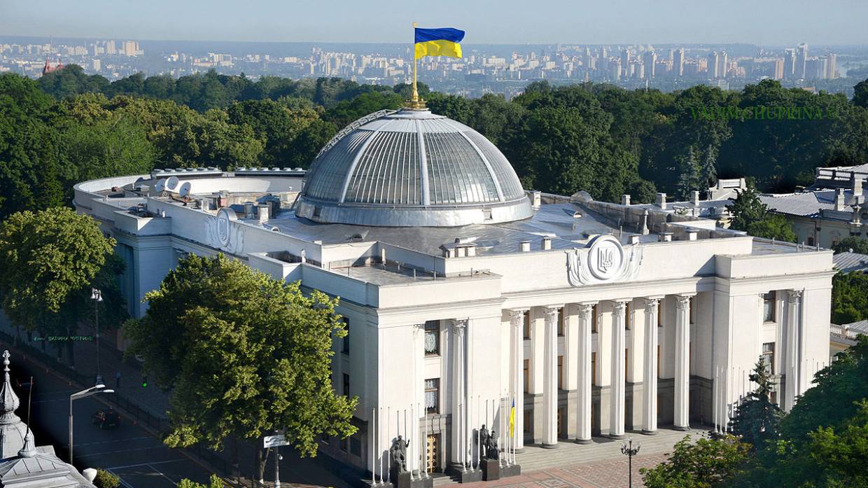 Трое протестующих и 18 полицейских пострадали при беспорядках у здания Верховной рады Происшествия