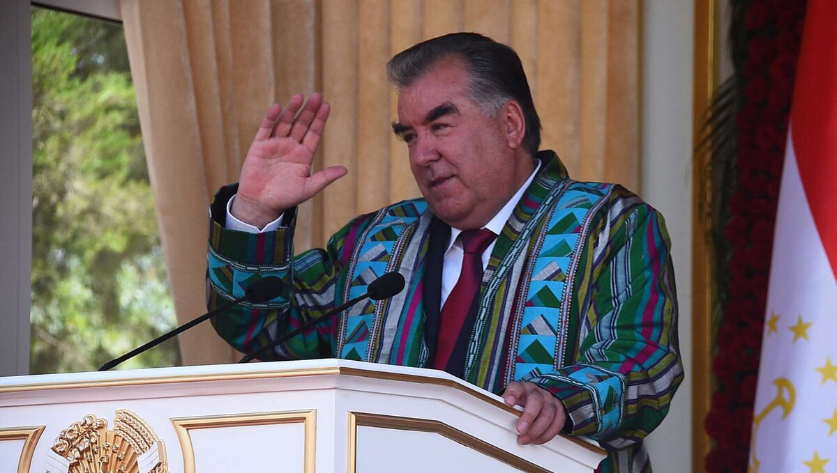 Лидеру нации Таджикистана Эмомали Рахмону 71 год. Из них 25 он у власти. Ни у кого это не вызывает никакой критики или осуждения...