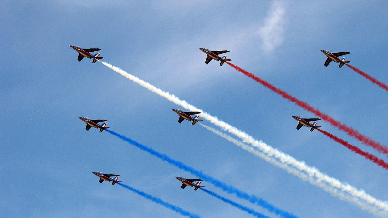 Patrouille de france. Patrouille de France самолеты. Однодвигательные истребители. Patrouille de France состав. Значок авиасалон.