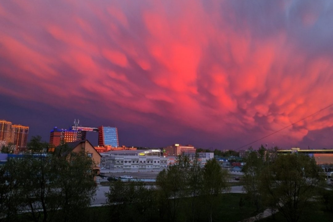 Красное небо где было. Красное небо в Москве. Закат в Новосибирске. Небо над Новосибирском. Красное небо Волгоград.