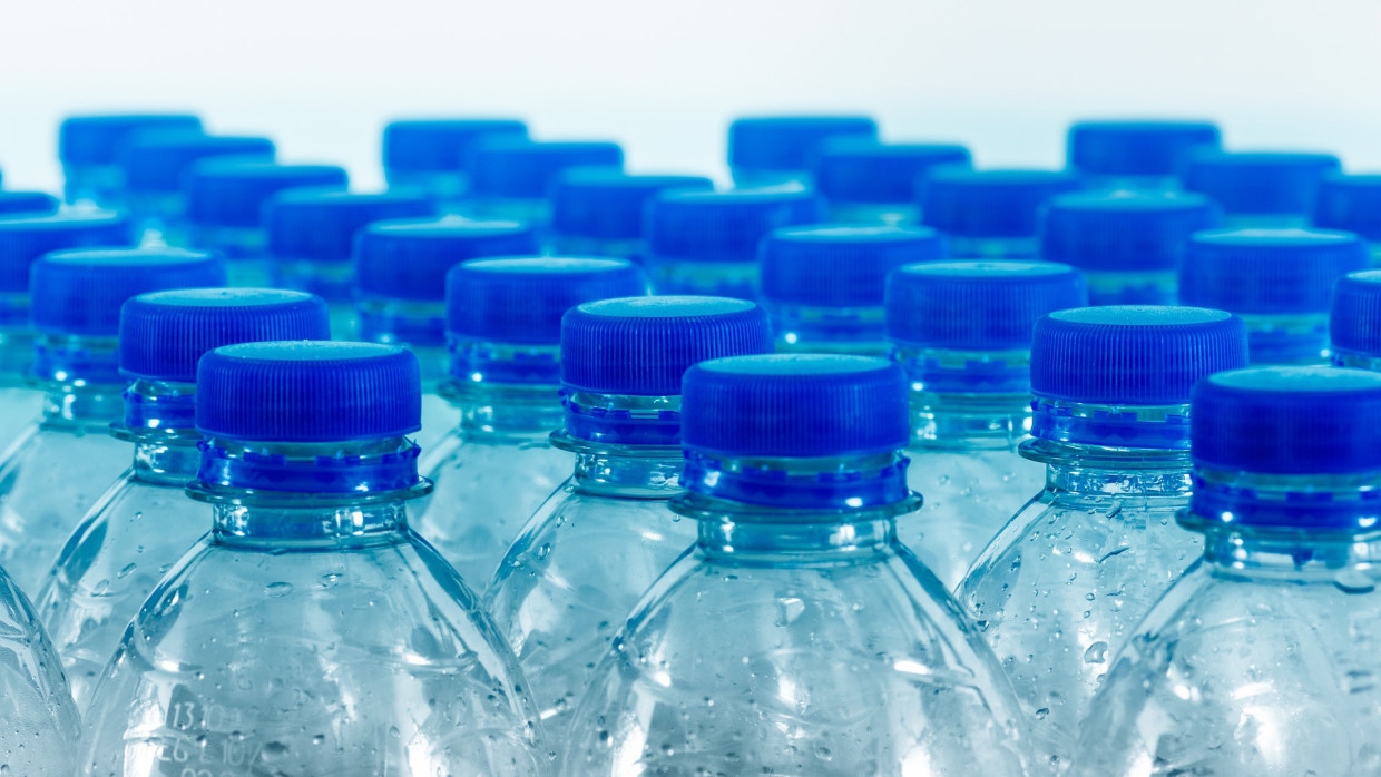 Биохимик сообщила о смертельной опасности воды в пластиковых бутылках