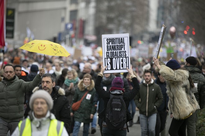 Против митингующих из-за антиковидных мер в Брюсселе применили водомёты