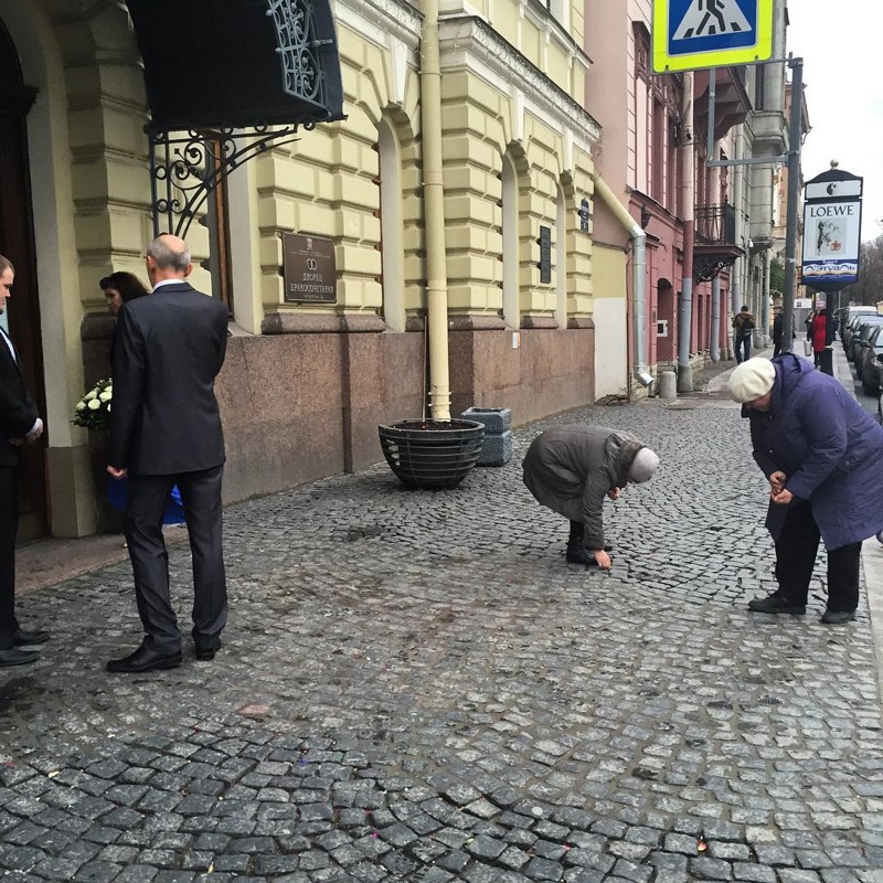 Санкт-Петербург. Старушки собирают мелочь возле дворца бракосочетания города, жизнь, контрасты, прикол, россия