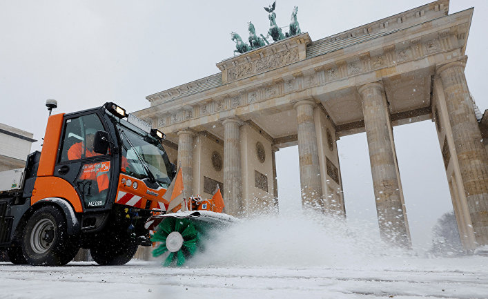 Работа снегоуборочной техники перед Бранденбургскими воротами в Берлине, Германия
