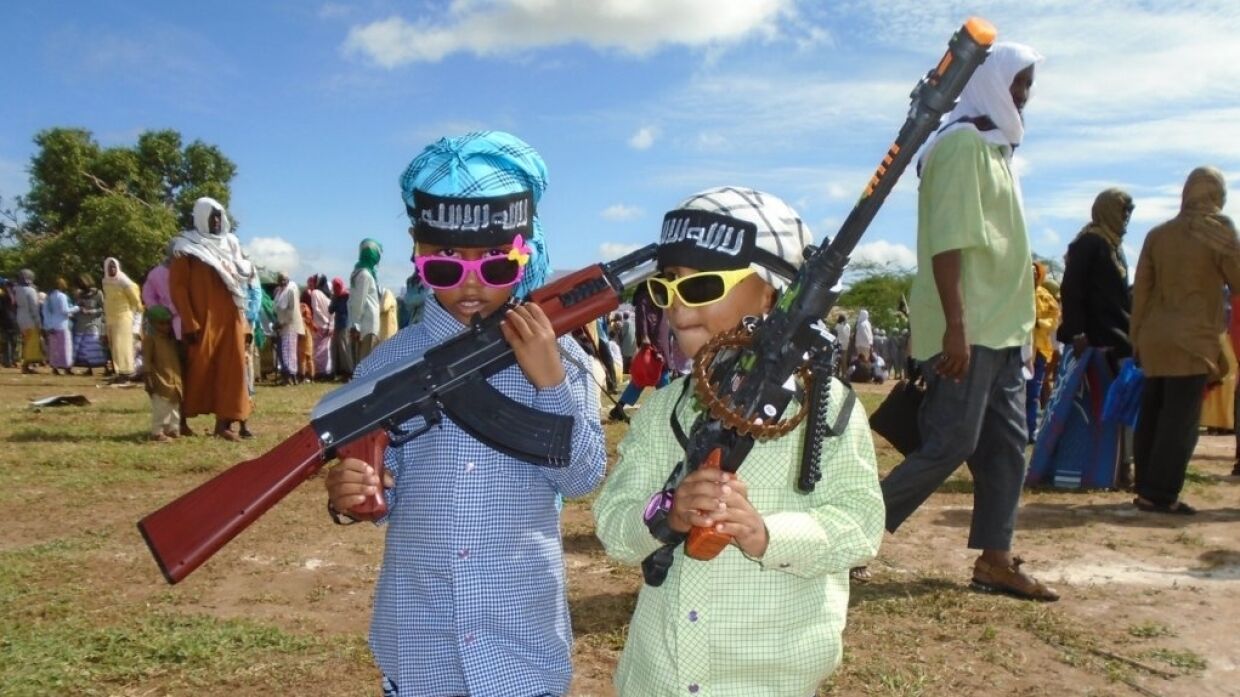 Дети на организованном «Аш-Шабаб» празднике Ид аль-Фитр (Ураза-Байрам) в городе Джилиб.