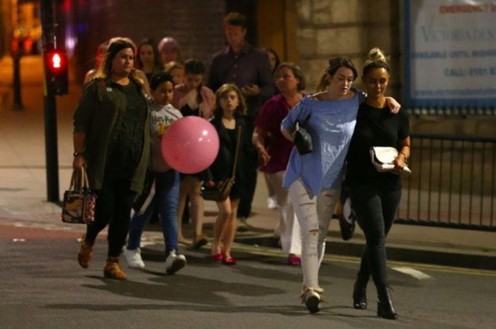 hero-woman-manchester-attack-paula-robinson-15