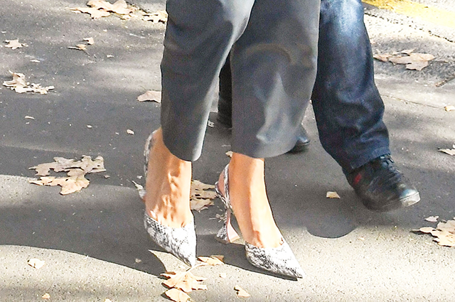 Уличный стиль знаменитости: Рози Хантингтон-Уайтли в брючном костюме на прогулке в Сиднее Уличный стиль знаменитости: Рози Хантингтон-Уайтли в брючном костюме на прогулке в Сиднее Звездный стиль