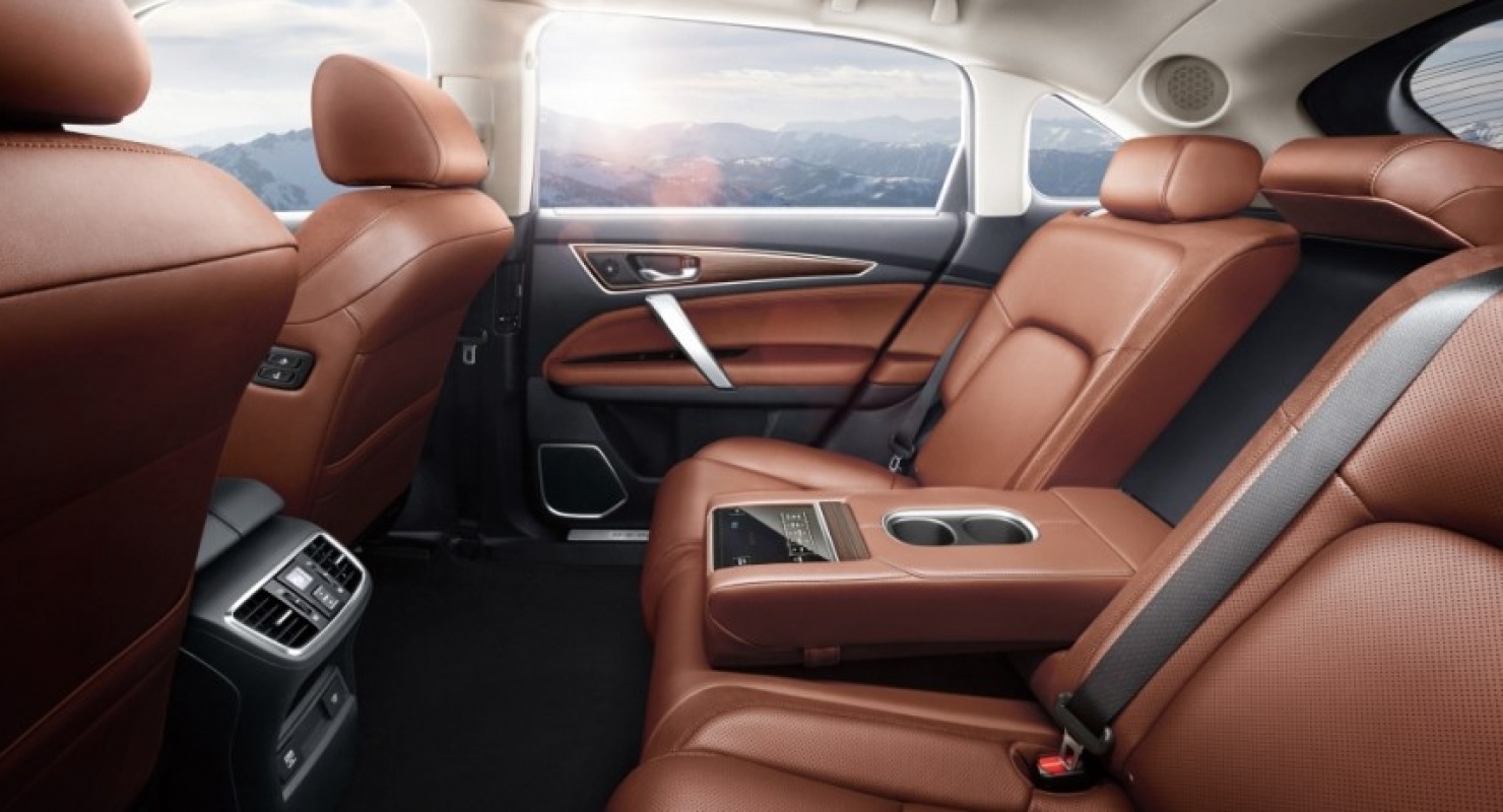 Какой салон практичнее: ткань или кожа