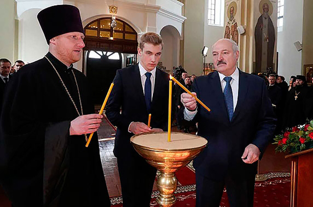 В сети обсуждают новые снимки 15-летнего сына Александра Лукашенко, сделанные во время пасхальной службы