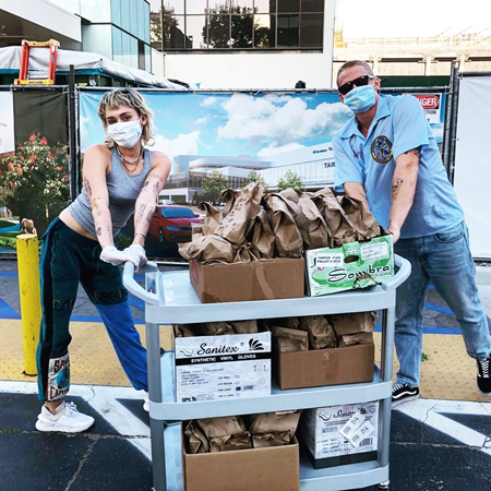 Майли Сайрус и Коди Симпсон угостили бесплатным обедом медиков Лос-Анджелеса Майли Сайрус и Коди Симпсон угостили бесплатным обедом медиков Лос-Анджелеса Звезды,Звездные пары