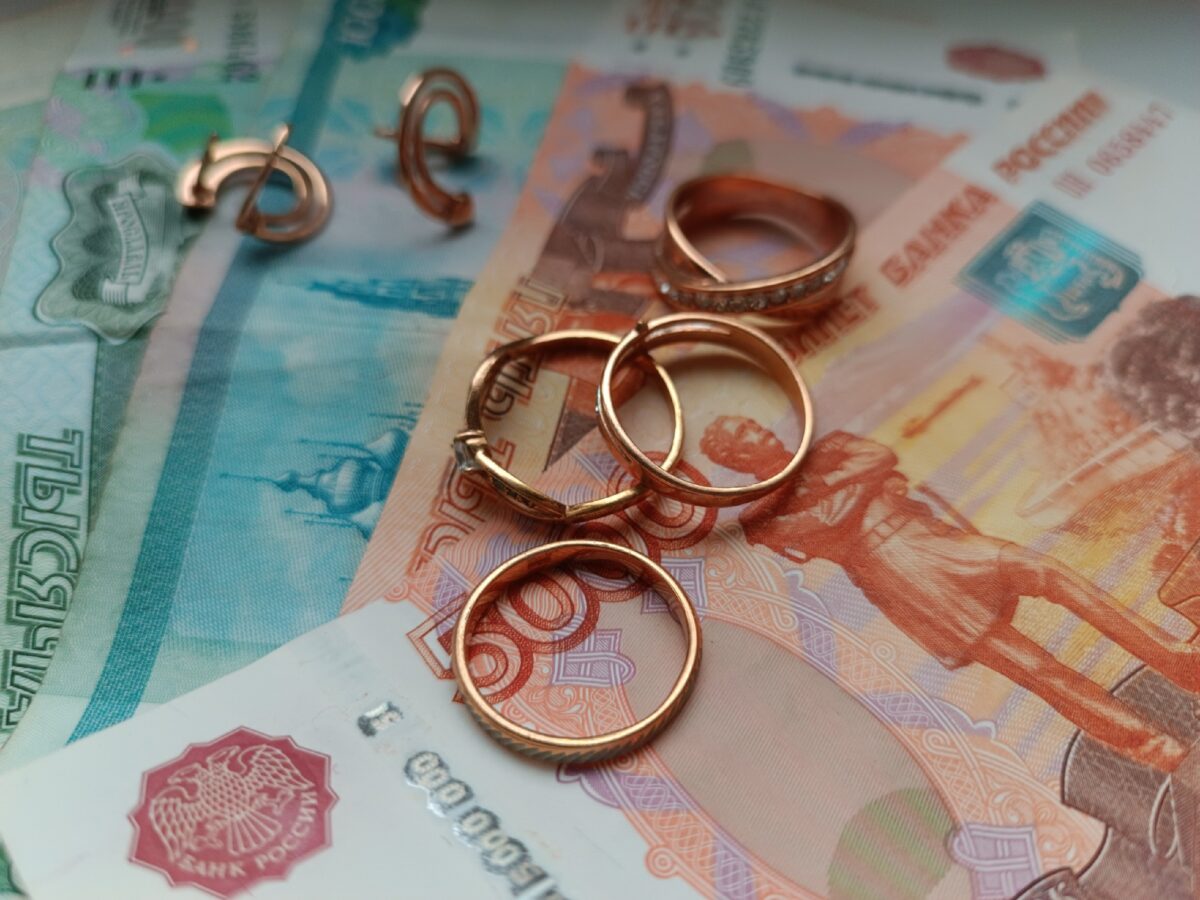 В Ивановской области пенсионерка отдала курьеру-мошеннику все свои сбережения