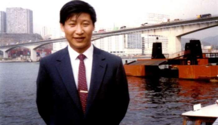 На снимке будущему верховному лидеру Китая всего 27 лет, свою страну Си Цзиньпин возглавил в 2013 году, став председателем КНР.
