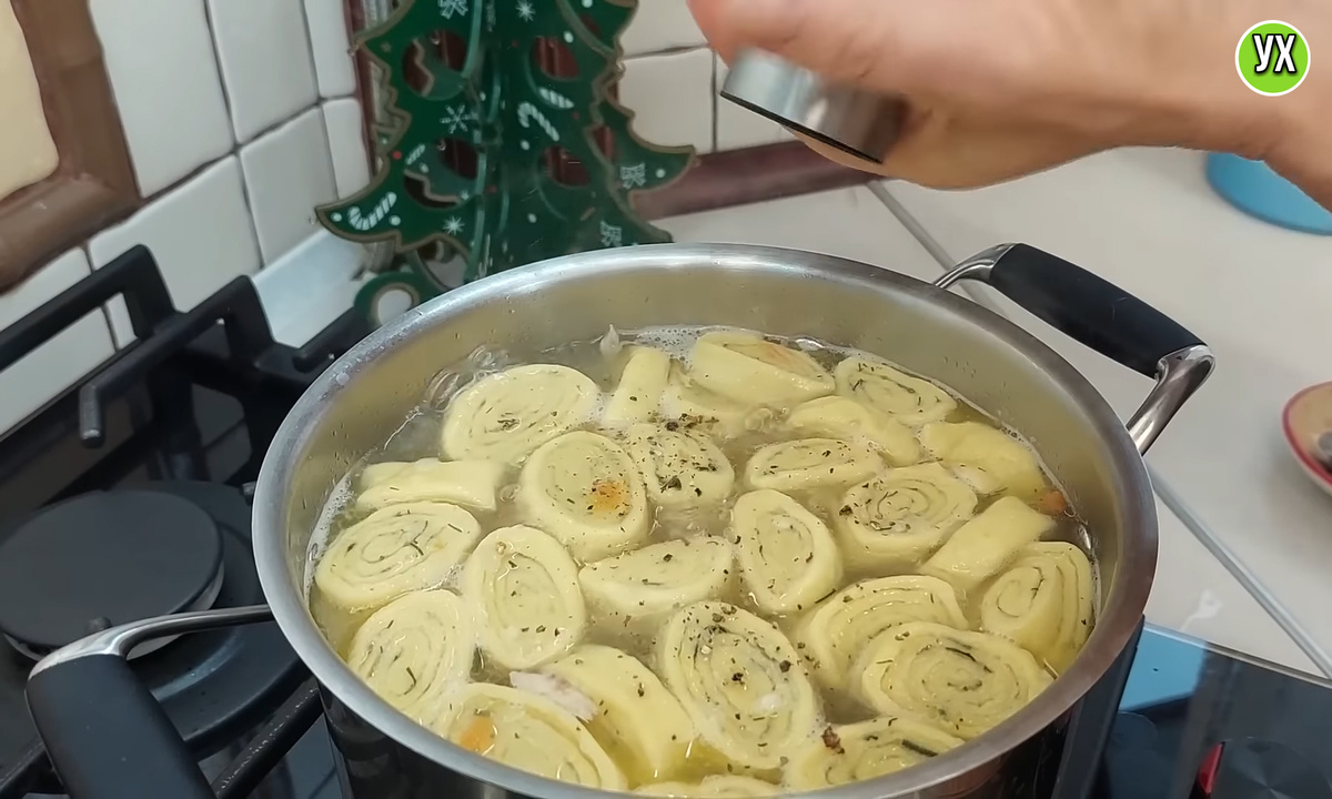 Чесночные галушки или рулетики в супе — необычайно вкусно!