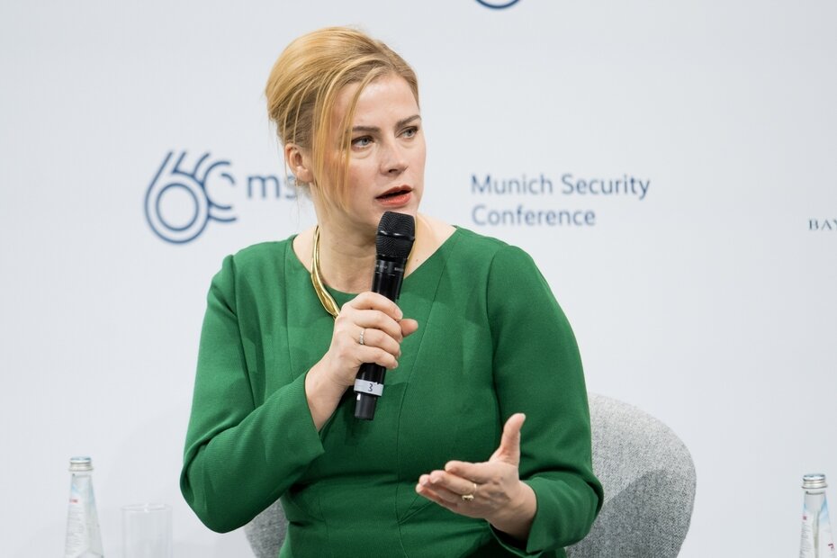 «Отважная» реплика премьер-министра Латвии Эвики Силиня о том, что прибалтийские страны и Россию разделит железный занавес, была исключительно остроумно парирована официальным представителем МИД РФ...-2