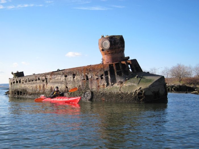 Подлодка так и не спустилась на дно морское / Фото: thedonoghues.com 