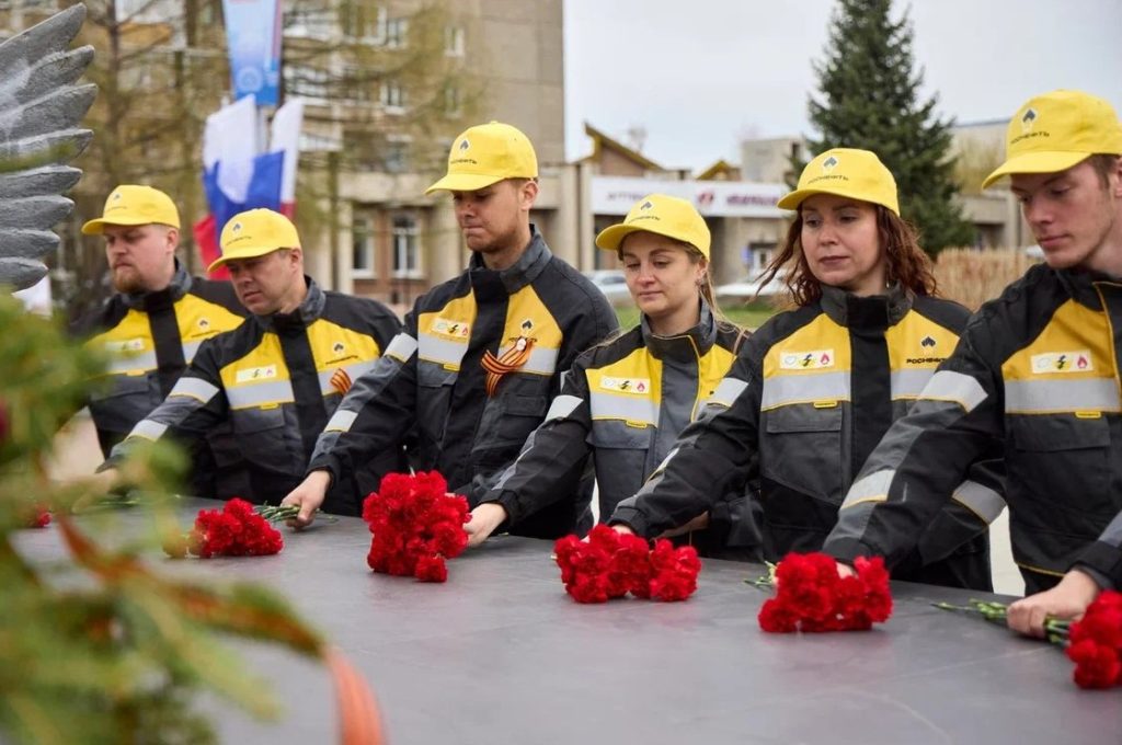 Работники Ангарского завода полимеров возложили цветы к мемориалам ВОВ Ангарского городского округа