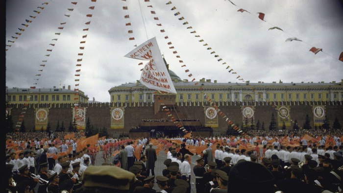 Оркестр и толпы людей перед мавзолеем Ленина и Сталина на первомайской демонстрации. СССР, Москва, 1961 год.