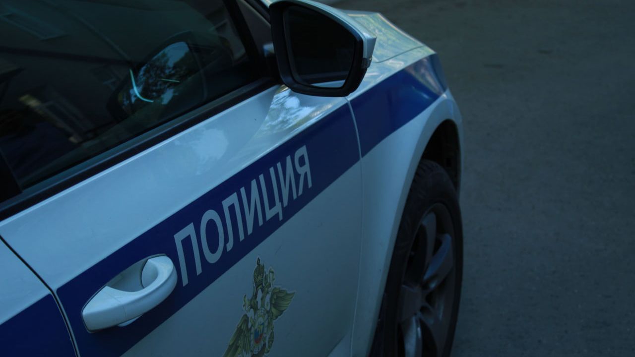 Подозрительного мужчину с антенной и скотчем задержали у отдела МВД Хамовники в Москве