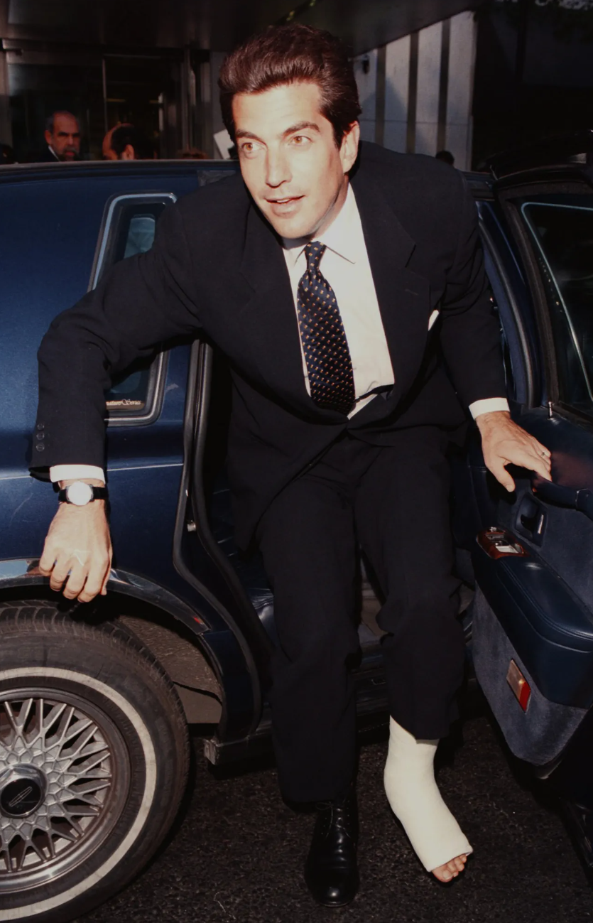 Любимец Америки: что известно о Джоне Кеннеди-младшем Кеннедимладший, Кэролин, Кеннеди, Бессетт, президента, Жаклин, Джона, Однако, после, журнал, Кеннедимладшего, спустя, После, кольцо, всего, только, Лорен, помолвочное, встречался, которым