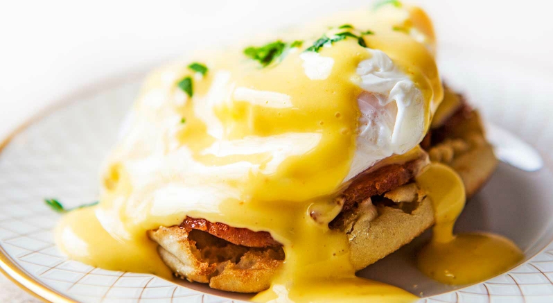 Яйца Бенедикт на завтрак: интереснее, чем быстрая овсянка или бутерброды