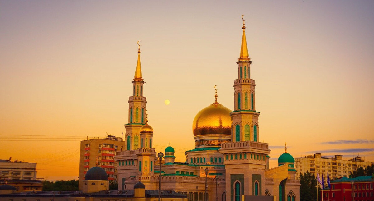 Та же мечеть в Москве в обычный летний вечер