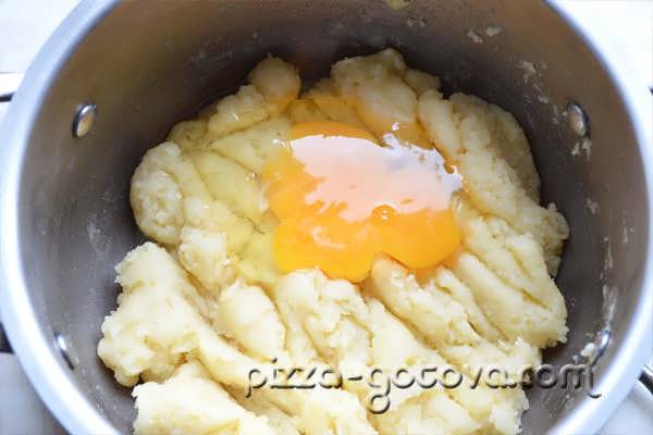 добавляем в тесто яйца