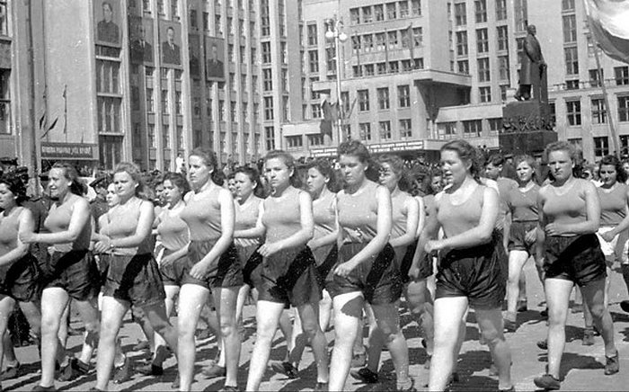 Колонна спортсменов на первомайской демонстрации в Минске. 1950 год.