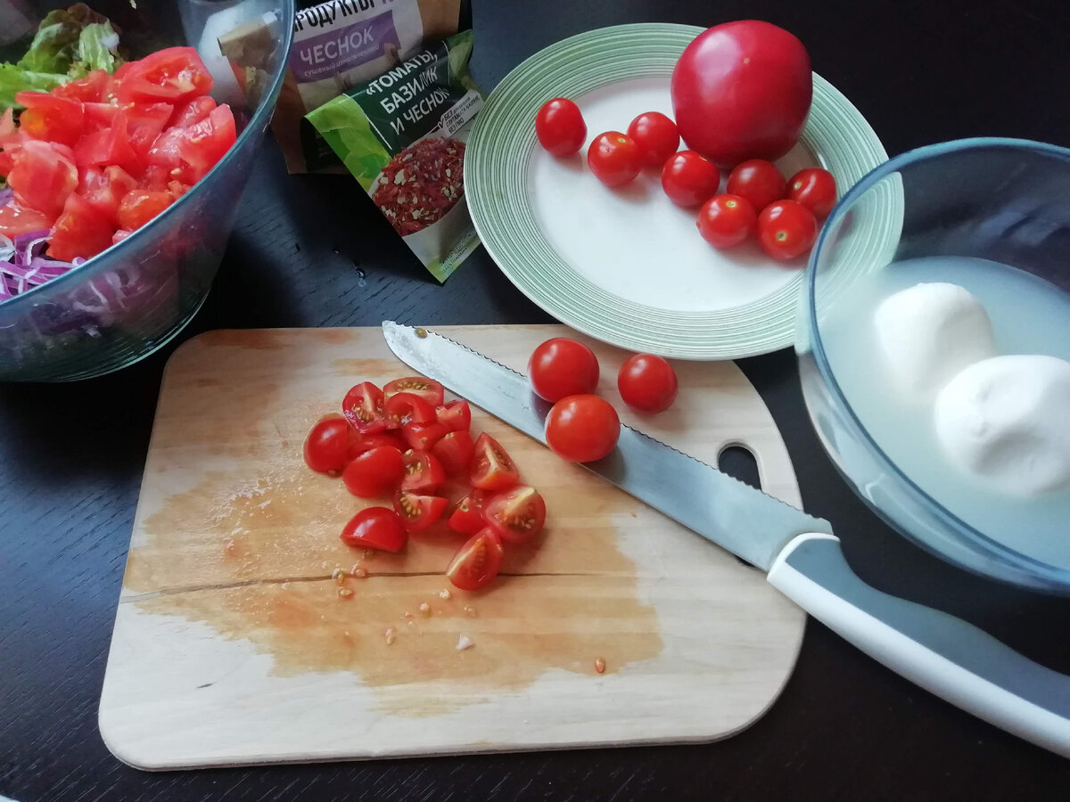 Капрезе по-новому. Вкусный салат с томатами, моцареллой и изумительной заправкой салат, нарезаем, чайная, помидоры, ложка, оливкового, этого, салата, бальзамического, рецепте, дижонской, Капрезе, черри, ложки, лучше, грамм, томаты, чайной, чесночного, травы”1⁄2