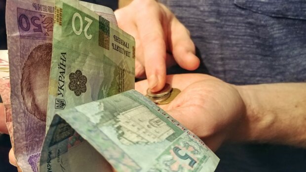 Харьковчанам массово не выплачивают зарплату, тысячи людей остались без денег: названа сумма