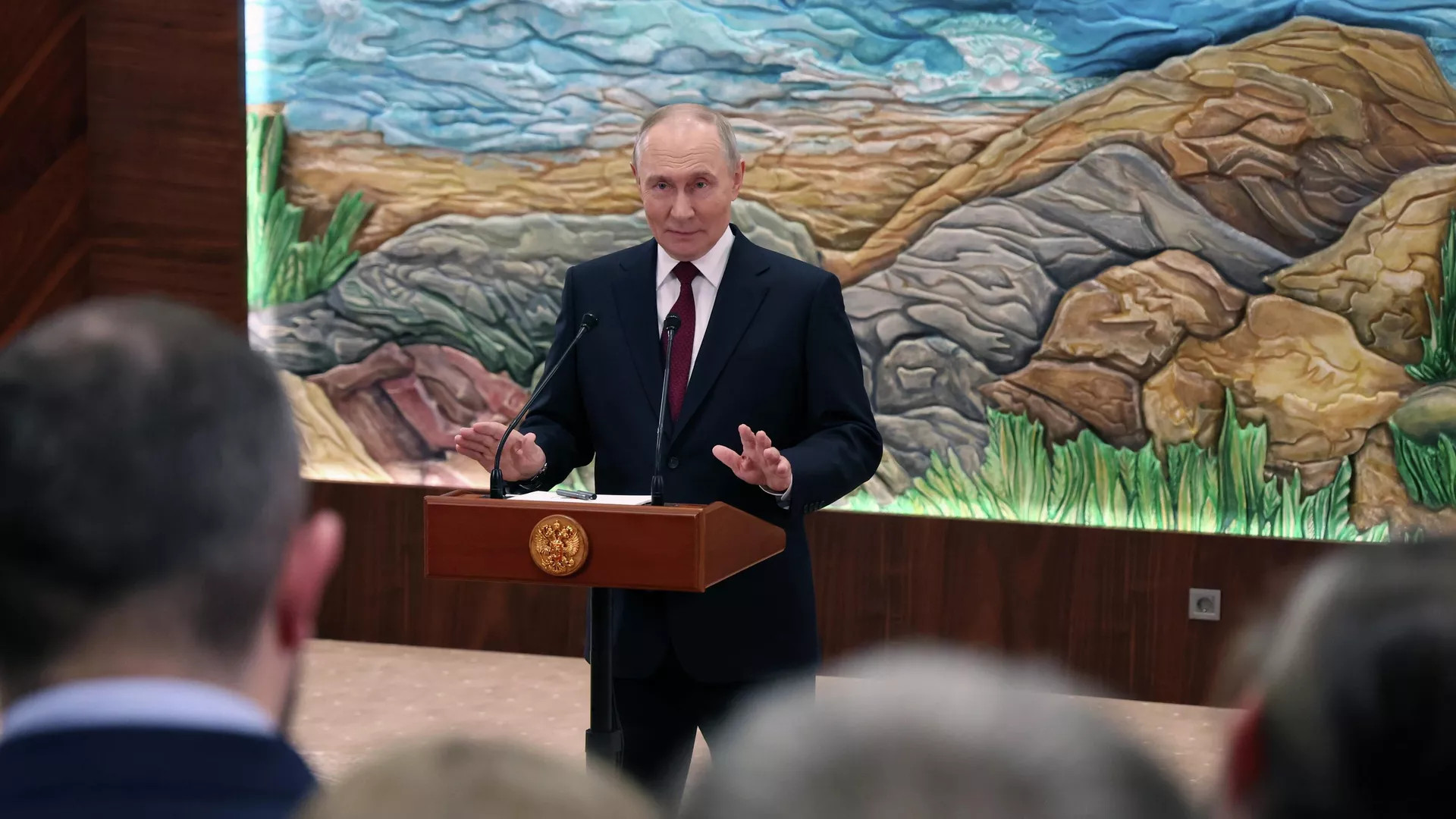 Президент РФ Владимир Путин во время подхода к представителям российских СМИ - РИА Новости, 1920, 27.11.2025