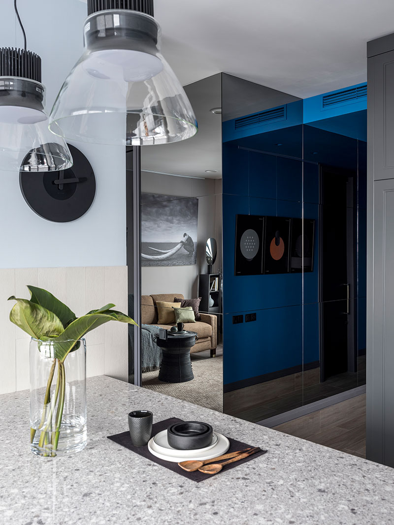 Глубокие оттенки и спрятанная спальня: необычная квартира студентки в Москве интерьер и дизайн