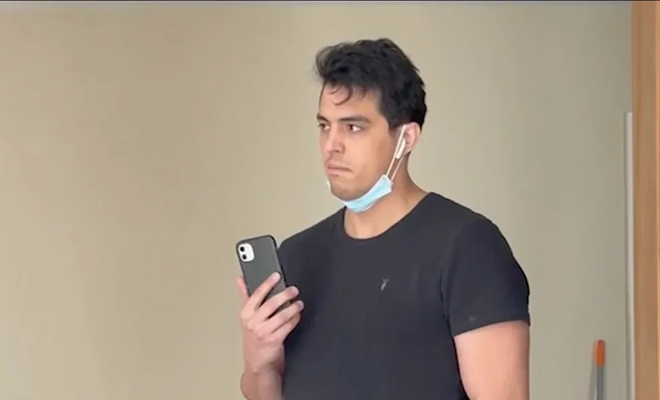 Семейная пара купила большой дом, а затем узнала, что вместе с ними живет неизвестный Семейная пара купила большой дом, а затем узнала, что вместе с ними живет неизвестный