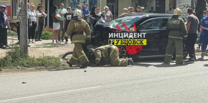 В Алтайском крае водитель на кроссовере врезался в столб и погиб