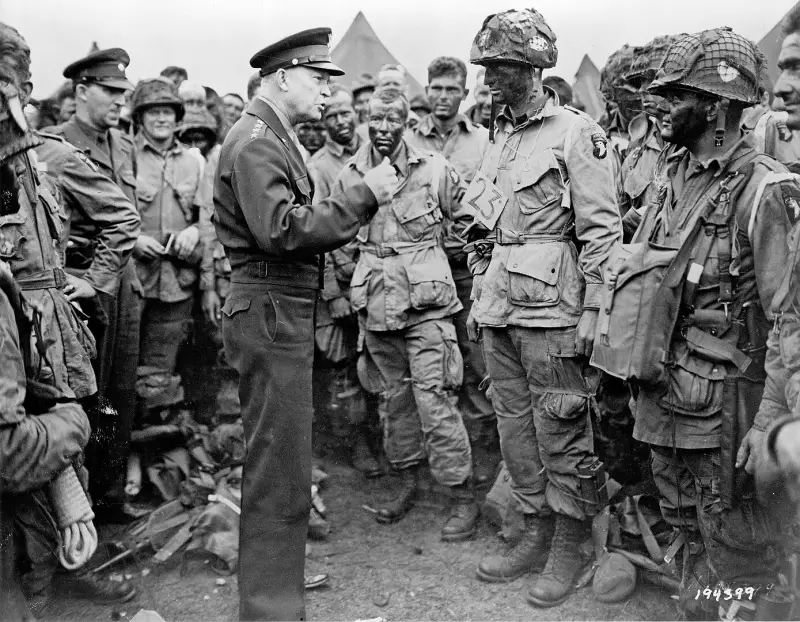 Эйзенхауэр с солдатами накануне «дня Д»