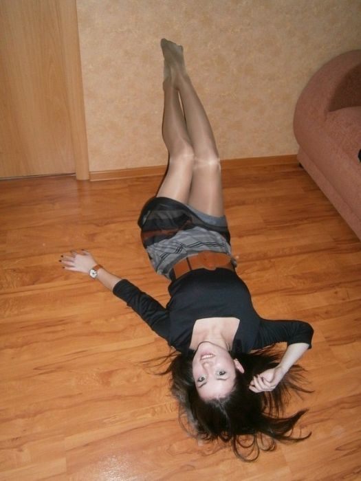 Девушки фотографируются в уютной домашней обстановке Девушки фотографируются в уютной домашней обстановке
