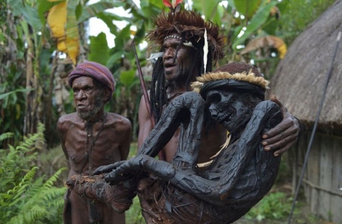 Племя Дани чтит своих предков и хранит их тела сотни лет в закопченном виде.