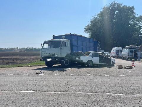 На Кубани два человека погибли после столкновения с грузовиком