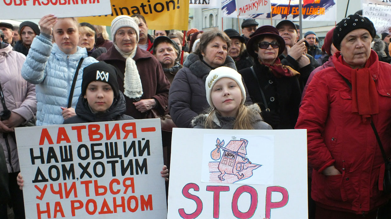 митинги в Латвии